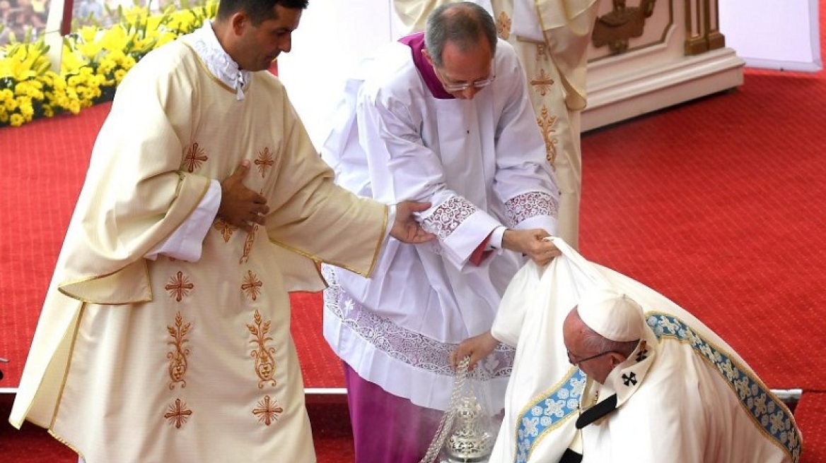 Βίντεο: Ο Πάπας Φραγκίσκος έπεσε την ώρα της λειτουργίας
